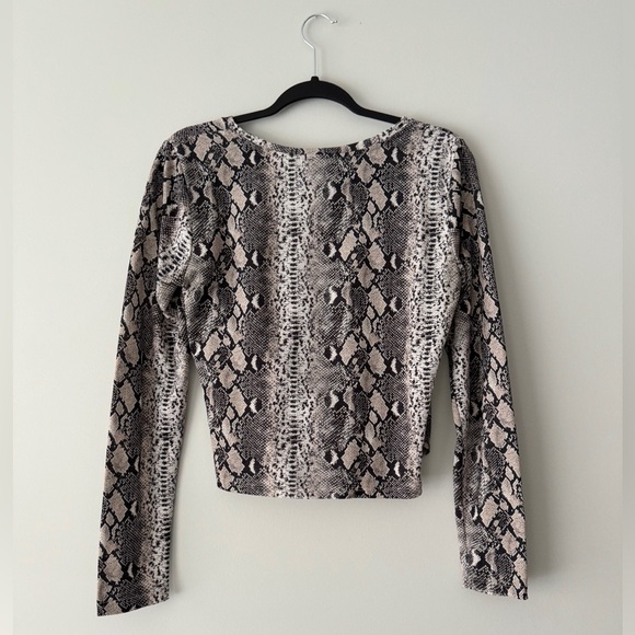 SNAKESKIN PRINT LONG SLEEVE - Picture 2 of 4